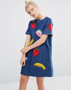 Джинсовое цельнокройное платье с нашивками в виде фруктов Lazy Oaf. Цвет: синий