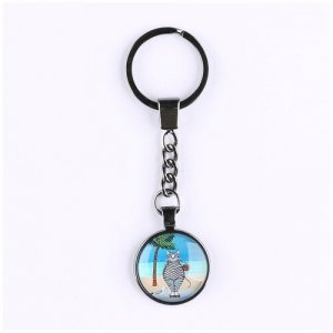 Брелок цвета титан с большим кольцом для ключей, цепью и круглым рисунком Прикольная кошка на роликах в полосатом купальнике стоит пляже под пальмой вместе чайкой DARIFLY