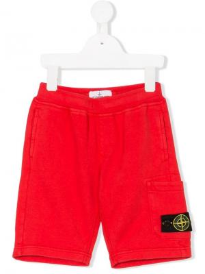 Спортивные шорты с фирменной нашивкой Stone Island Junior. Цвет: красный