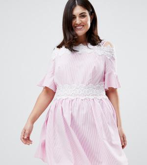 Короткое приталенное платье в полоску с открытыми плечами и кружевной отделкой Koko. Цвет: розовый