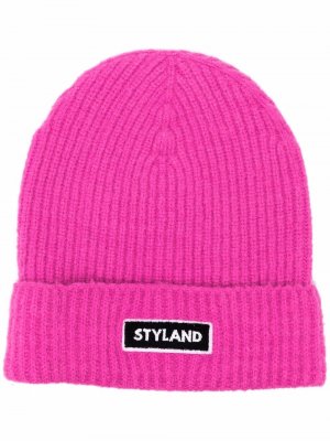 Шапка бини в рубчик с нашивкой-логотипом Styland. Цвет: розовый