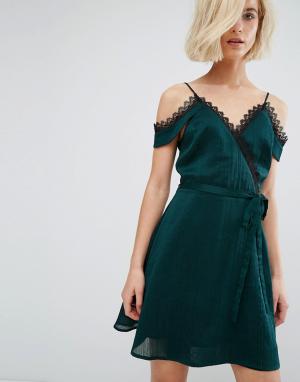Платье-комбинация с кружевной отделкой и запахом J.O.A. Цвет: зеленый