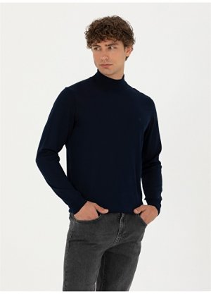 Однотонный мужской свитер приталенного кроя с полуводолазкой темно-синего цвета Pierre Cardin