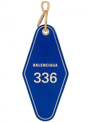 Брелок для ключей в виде отельного ярлыка Balenciaga. Цвет: синий