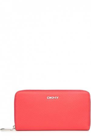 Кожаное портмоне на молнии с логотипом бренда DKNY. Цвет: коралловый
