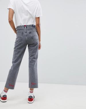 Прямые джинсы с завышенной талией и вышитым логотипом Tommy Jeans. Цвет: серый