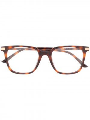 Солнцезащитные очки в оправе черепаховой расцветки Calvin Klein. Цвет: коричневый