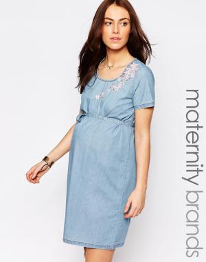 Джинсовое цельнокройное платье для беременных с вышивкой Mamalicious Mama.licious. Цвет: синий