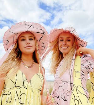 Шляпа с широкими полями, завязкой, оборками на краях и абстрактным рисованным принтом x Olivia & Alice-Розовый цвет Labelrail