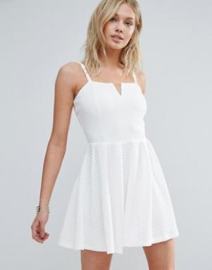 Короткое приталенное платье на бретелях Wal G. Цвет: белый