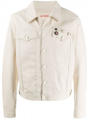 Джинсовая куртка с декором из значков Raf Simons. Цвет: нейтральные цвета
